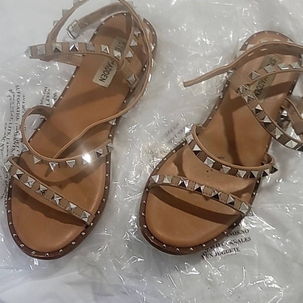 Steve Madden Women's Travel Flat Sandal Size 7 Tan w/Pyramid Silver Stud Detail